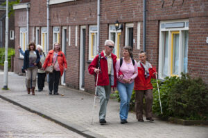 Deelnemers van de geluidswandeling door Tuindorp Heijplaat.