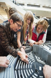 Dit zijn Jetta Klijnsma met o.a. leerlingen van de Visio school Huizen