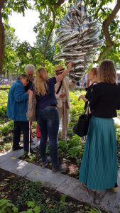 Foto impressie van de afgelopen rondleiding op 3 juli. Een aantal blinden raken een hangend object van de kunstenares Louise Bourgeois. 