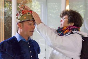 Vrouw raakt kroon van Shakespeare acteur aan. 