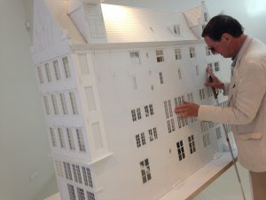 Hannes Wallrafen verkent de maquette van Ons' Lieve Heer op Solder