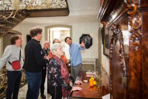 Rondleiding voor blinden en slechtzienden in het Museum van Loon