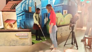 Blind meisje verkend de junior tentoonstelling.