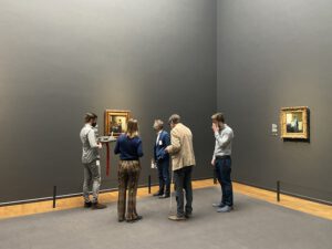 Groep mensen staan voor het melkmeisje van Vermeer