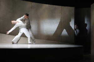 Twee dansers omarmen elkaar op het podium tijdens de voorstelling Casablanca.