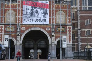 Poster op het Rijksmuseum voor de Tentoonstelling Revolusi!