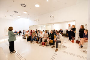 Birgit Buchner de directeur van het museum spreekt de gasten toe.