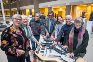 Medewerkers van Stichting Geluid in Zicht poseren met de audiomaquette.