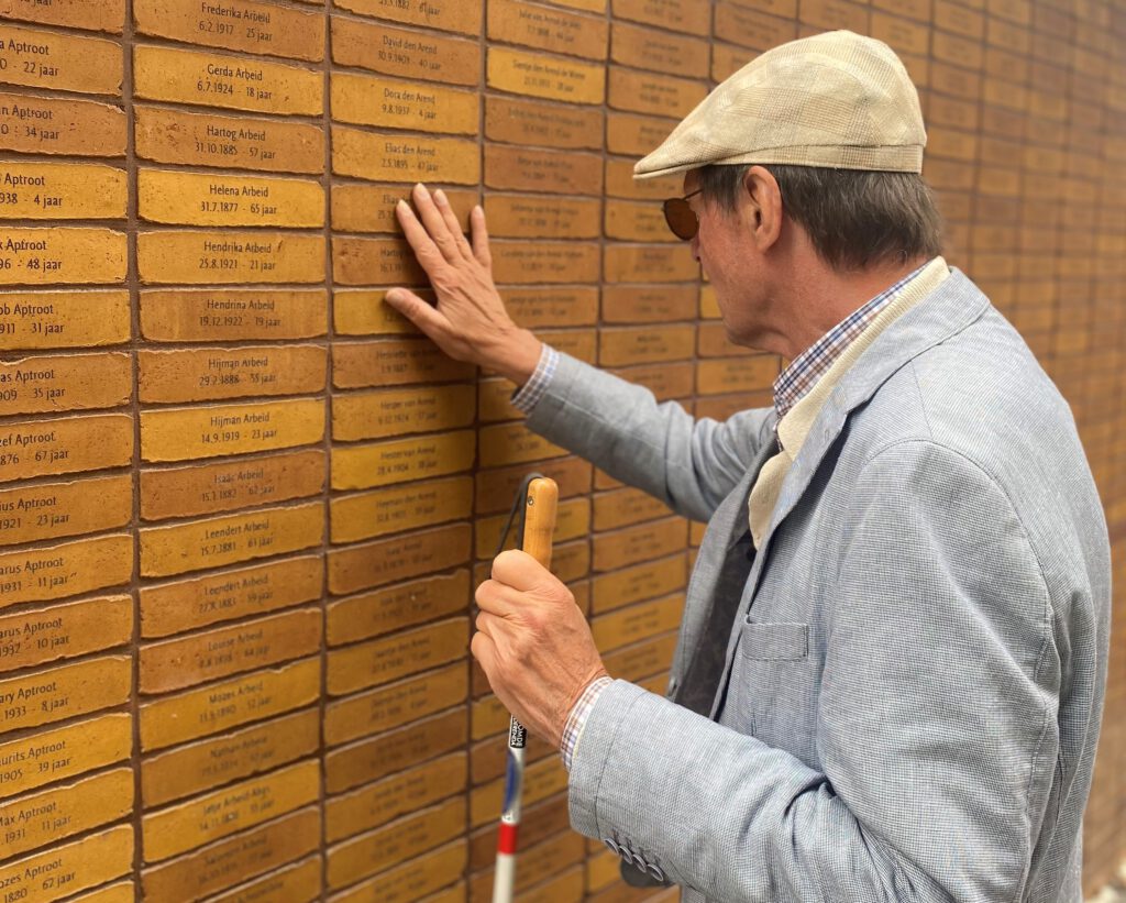 Blinde man voelt naam op baksteen van vermoorde Holocaust slachtoffer
