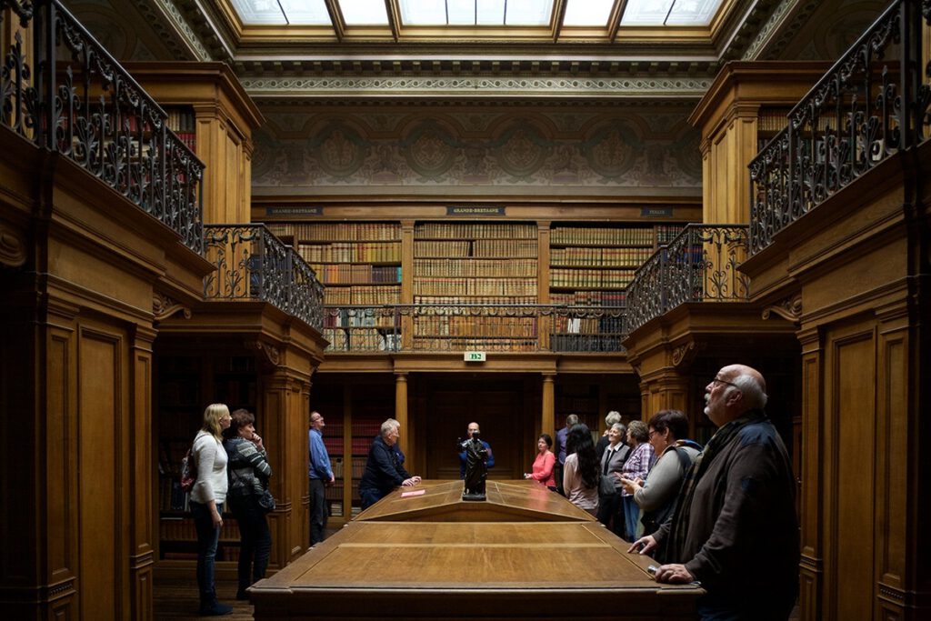 Een groep mensen bekijken de Teylers bibliotheek