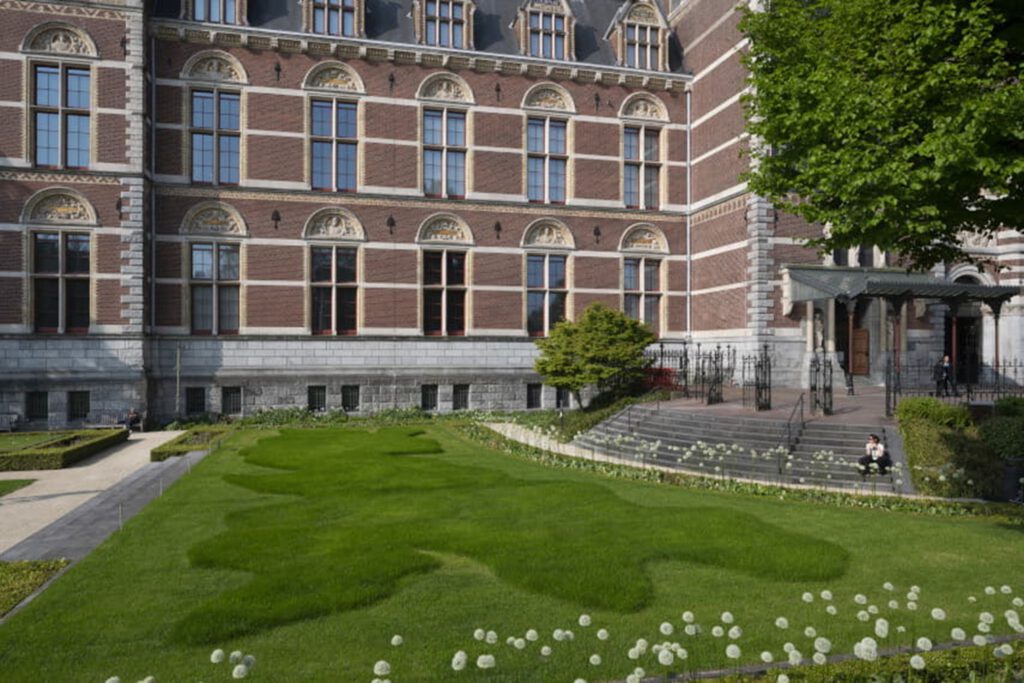 Een graskunstwerk van Richard Long in de museumtuin van het Rijksmuseum