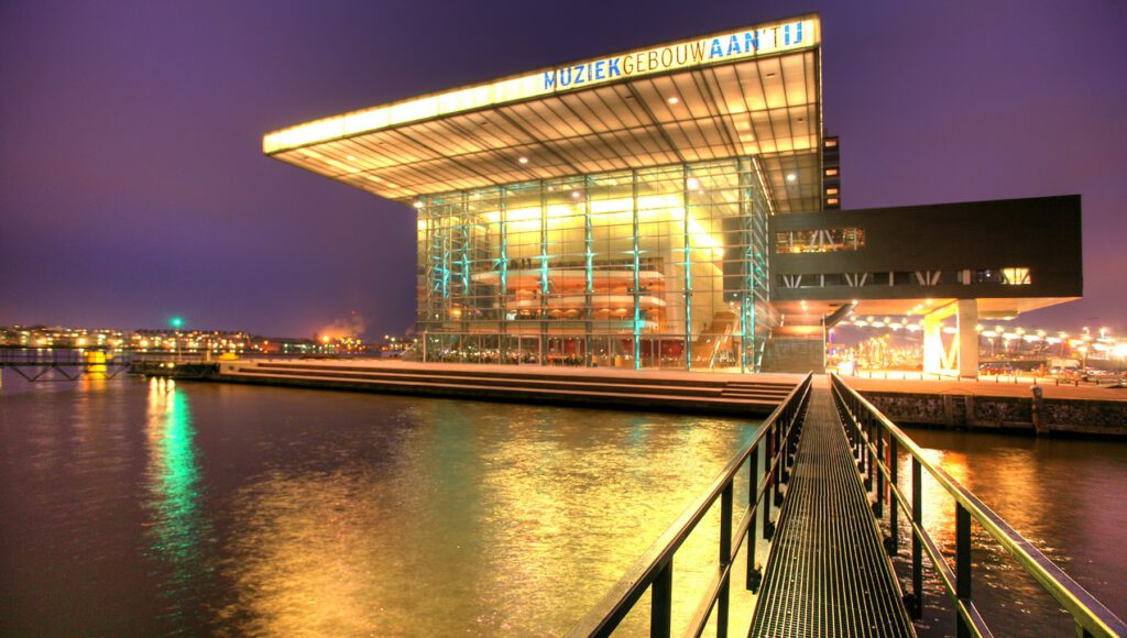 Het muziekgebouw aan het Ij bekeken vanaf het water