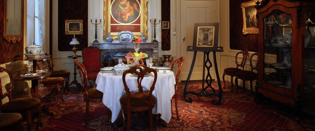 De woonkamer van van Paul Tetar van Elven met een goed bedekte tafel