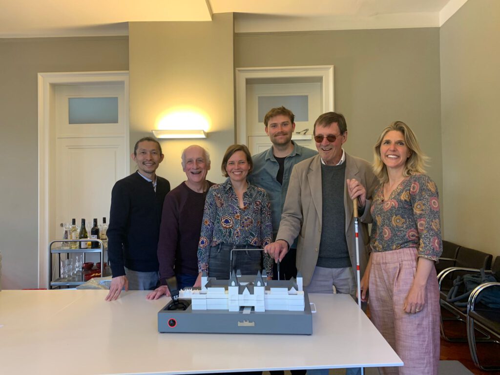 Groepsfoto van de medewerkers van Geluid In Zicht en Cathelijne tijdens de feestelijke presentatie bij het Rijksmuseum