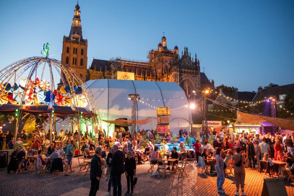 buiten tenten bij Theater Festival Boulevard