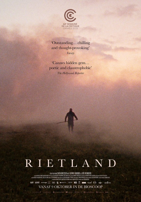 De filmposter van Rietland waarop een man in een mistig rietveld staat met een zeis.