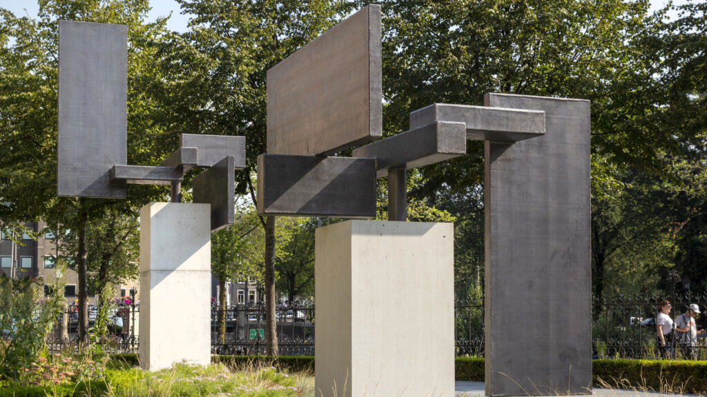 Twee standbeelden van Carel Visser in de tuinen van het Rijksmuseum
